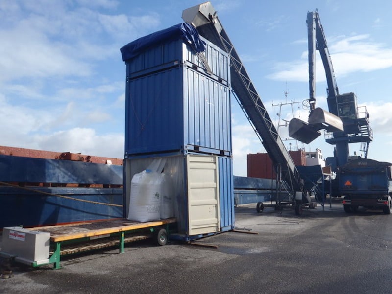 Portable triple container set-up at the side of a ship to transfer bulk fertilizers out of the ship into big bags at the key side