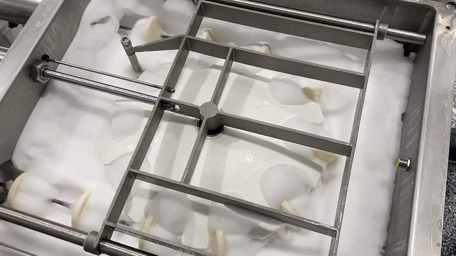 Fast, Thorough “Wet Cleaning” of Food Conveyors Ensures Food Safety