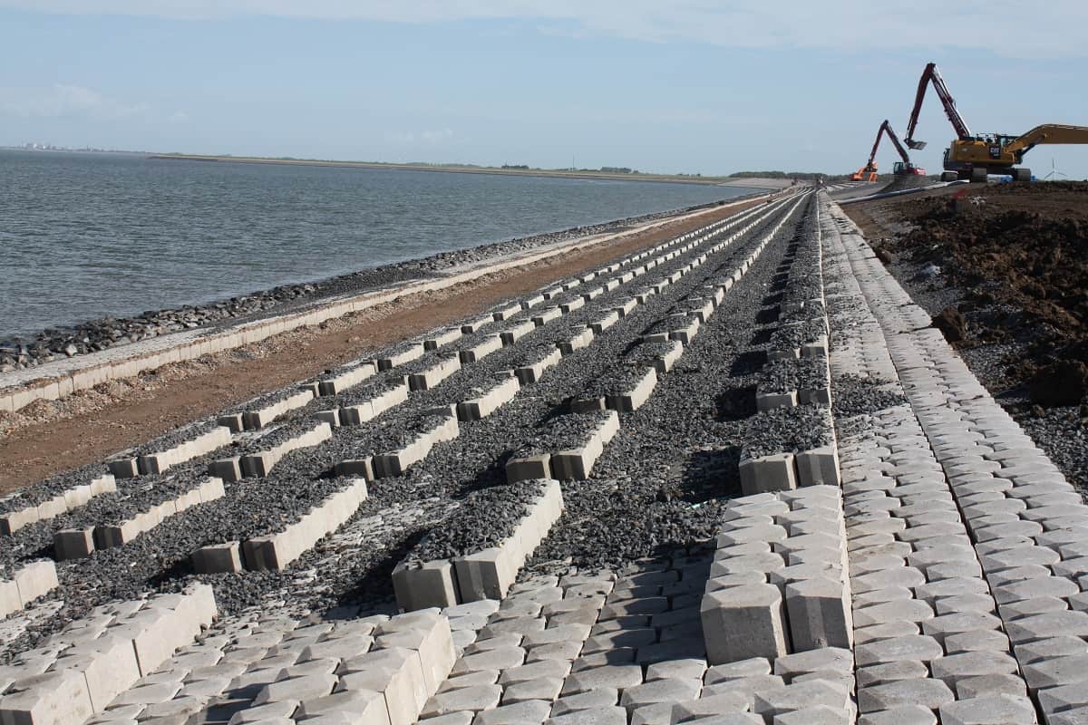 Producing Concrete For a 700,000 Square Meter Long Dam